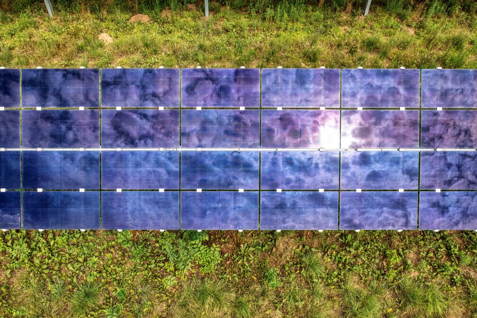 Kleine solarlampen verlichten stadstuin in schemering.
